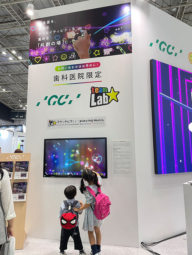チームラボによるモニター作品 歯科医院用の《スケッチピストン- playing music》